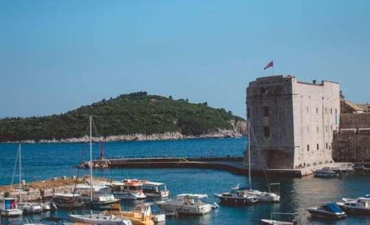 Bootjes in de haven van Dubrovnik